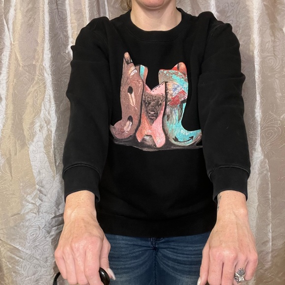 Sweater with boots design. - Picture 2 of 3